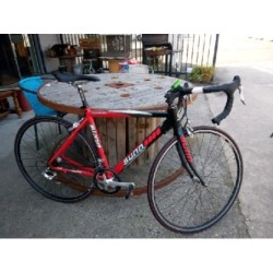 Velo de course rouge 