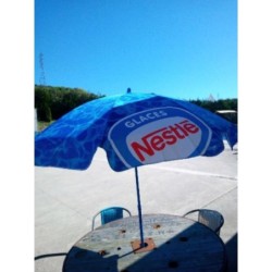 Parasol bleu Nestle