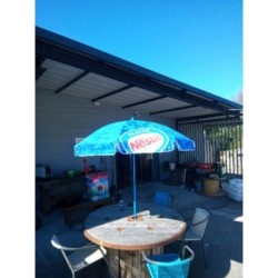 Parasol bleu Nestle