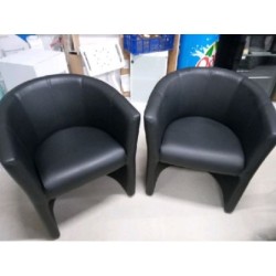 Deux fauteuils  simili cuir...