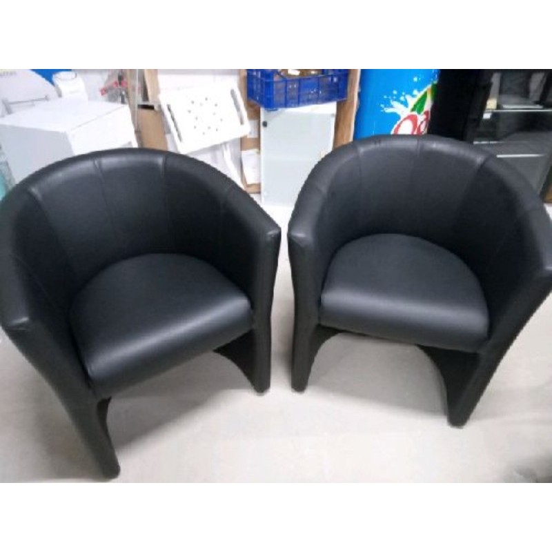 Deux fauteuils  simili cuir 