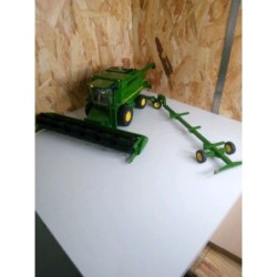 Tracteur moissonneuse vert