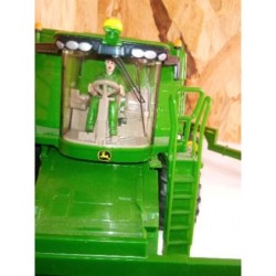 Tracteur moissonneuse vert