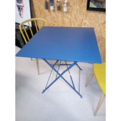 Table bleu fonce 