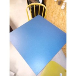 Table bleu fonce 